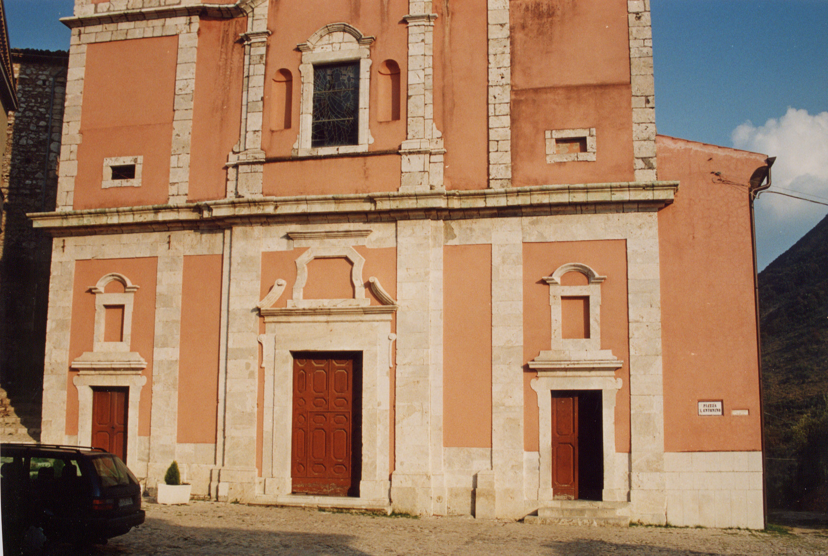 Esterno Chiesa A 18 10 2001
